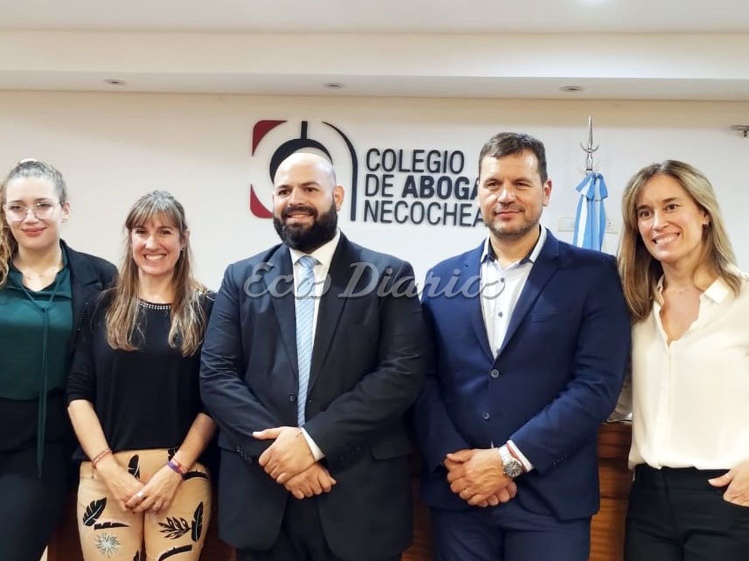 Protagonistas. Abogados locales junto al disertante, en tercer lugar de izquierda a derecha