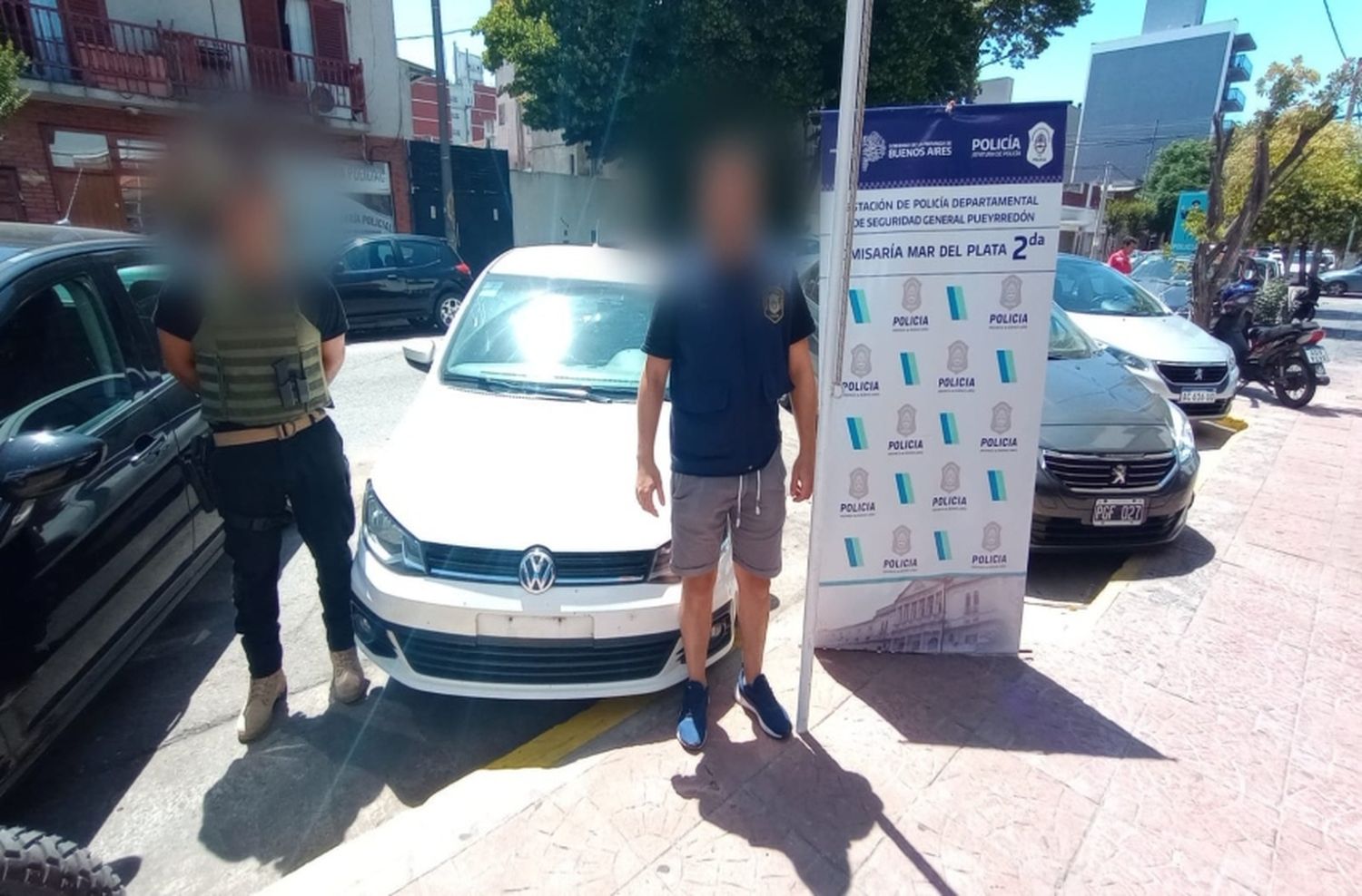 Estacionó en una parada de colectivo y el auto tenía pedido de secuestro