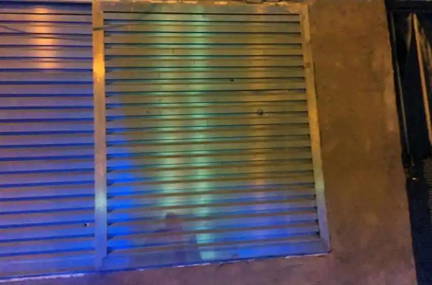 Balearon una casa en zona oeste y le arrojaron dos bombas molotov