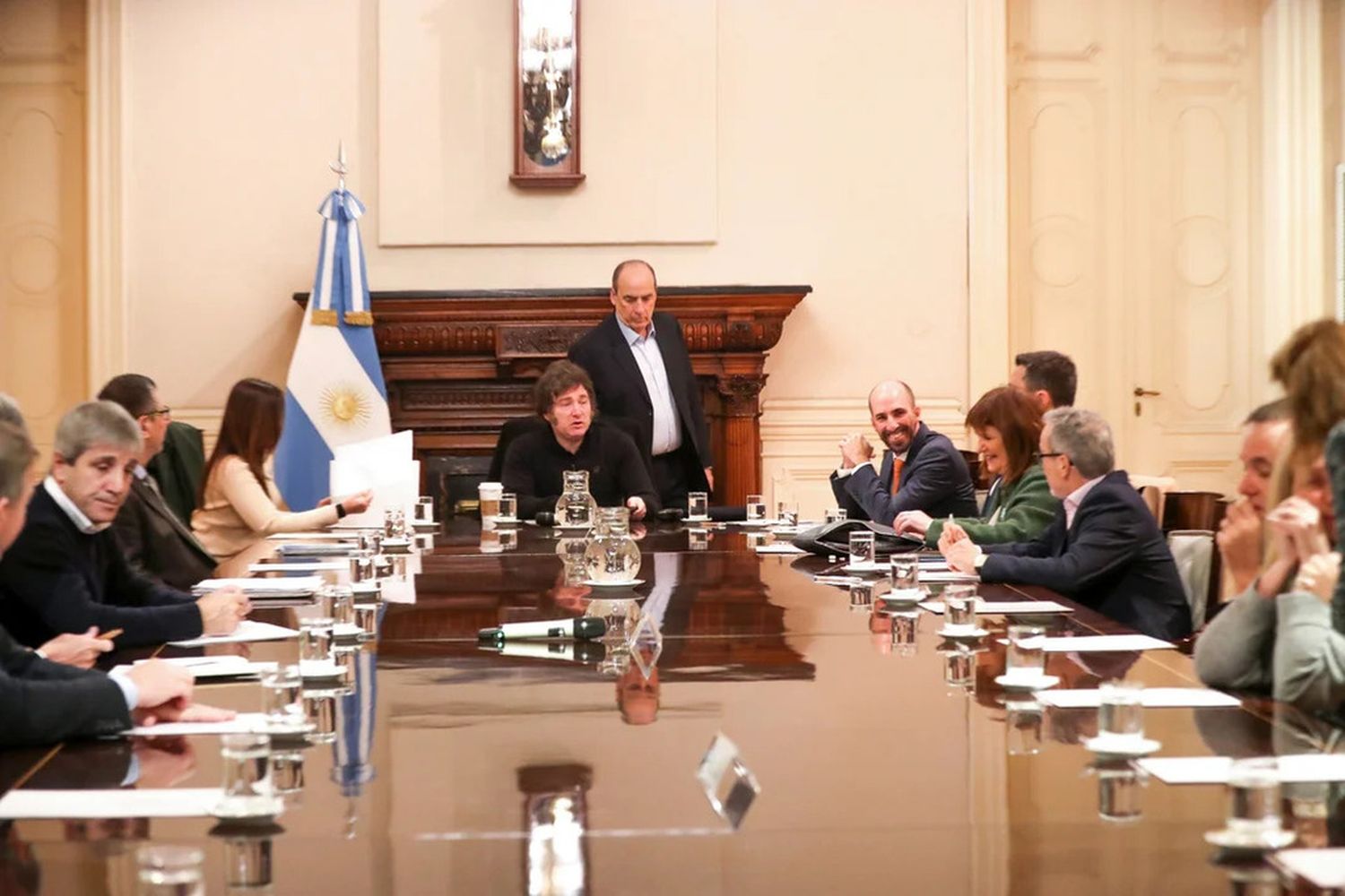 Milei convocó a reunión de gabinete por el fallo contra YPF - Noticias Argentinas