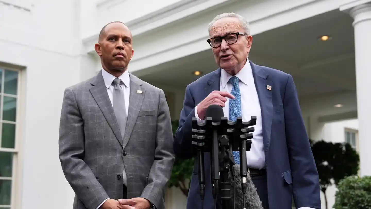Los líderes demócratas y republicanos del Congreso abandonaron el lunes una reunión en la Casa Blanca con el presidente Donald Trump mostrando poca voluntad de llegar a acuerdos en su enfrentamiento por el cierre del gobierno.
(Foto: AP)