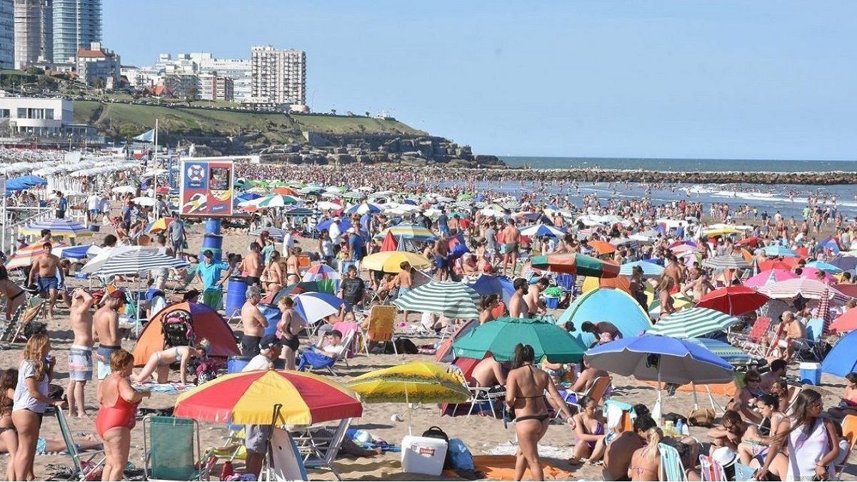 Playas llenas en Mar del Plata mientras los contagios se disparan