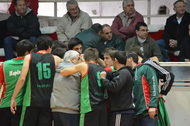 Neptunia venció a Sionista de Paraná y piensa en las semifinales