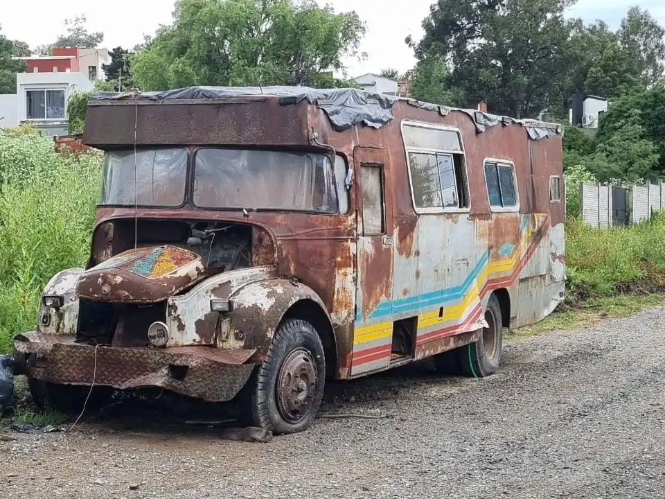 El colectivo abandonado que se convirtió en hogar de una pareja.