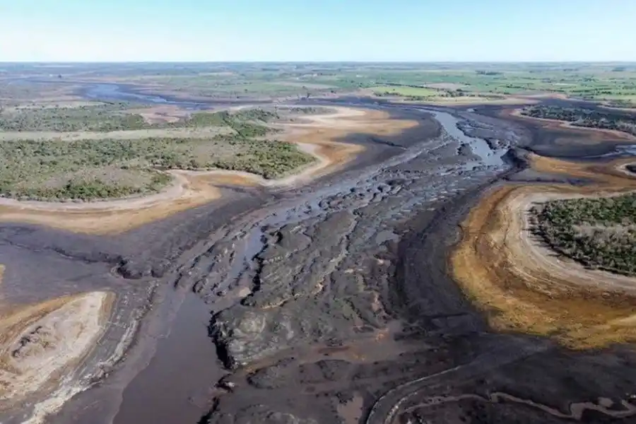 El gobierno comienza a repartir dinero para la compra de agua embotellada