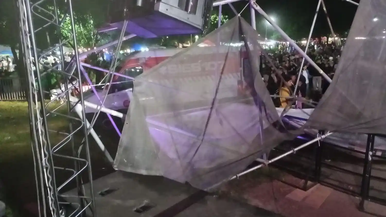 Parte del escenario terminó cediendo producto de los fuertes vientos.