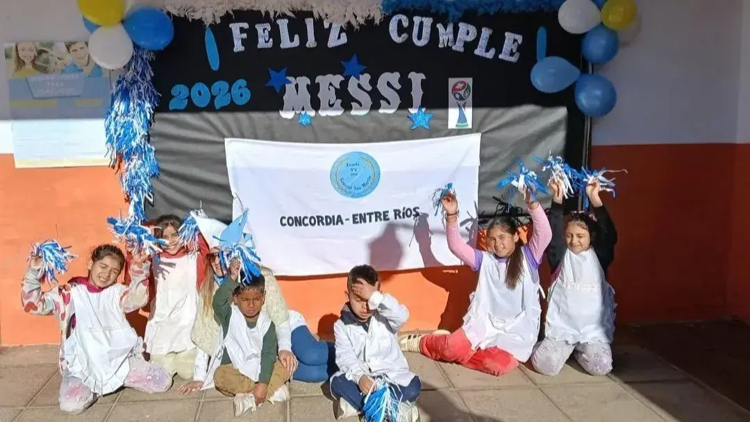 En homenaje a Messi: estudiantes y docentes de la Escuela N.° 6 realizaron una cartelera especial