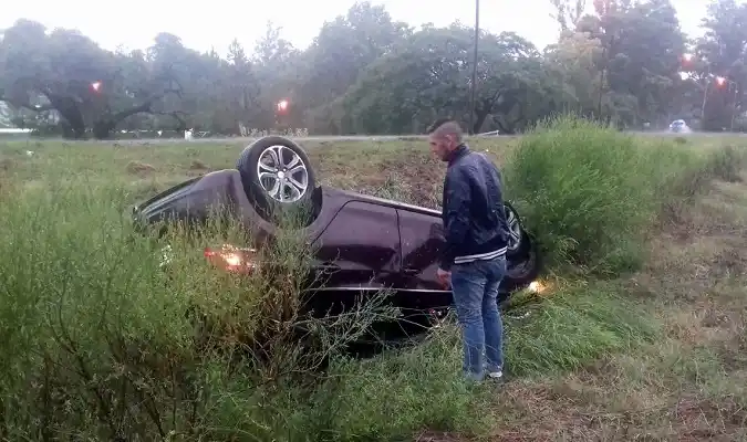 Despiste y vuelco en el Parque Unzué