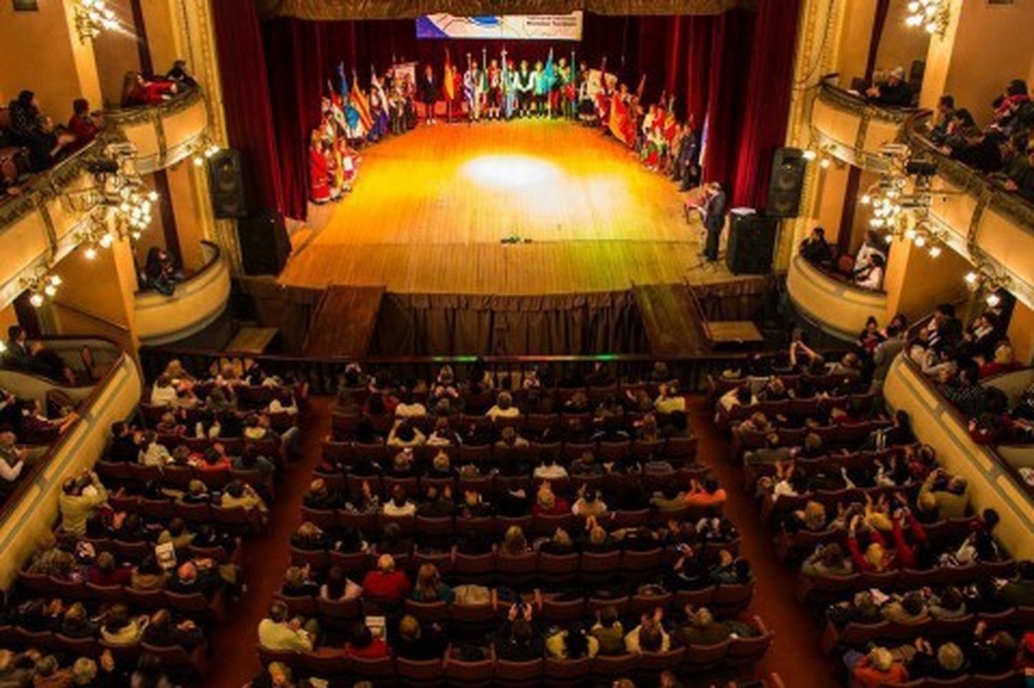 Noche de gala homenaje a los inmigrantes en el teatro 3 de Febrero