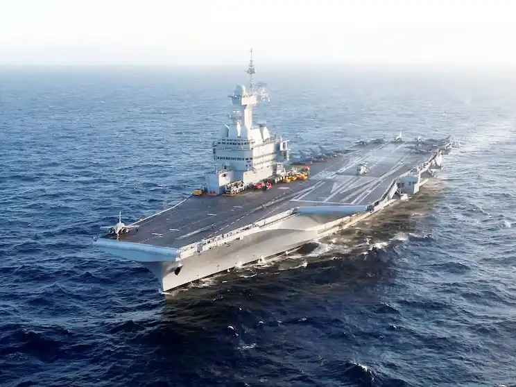 Francia refuerza su presencia militar con el despliegue de portahelicópteros y portaaviones