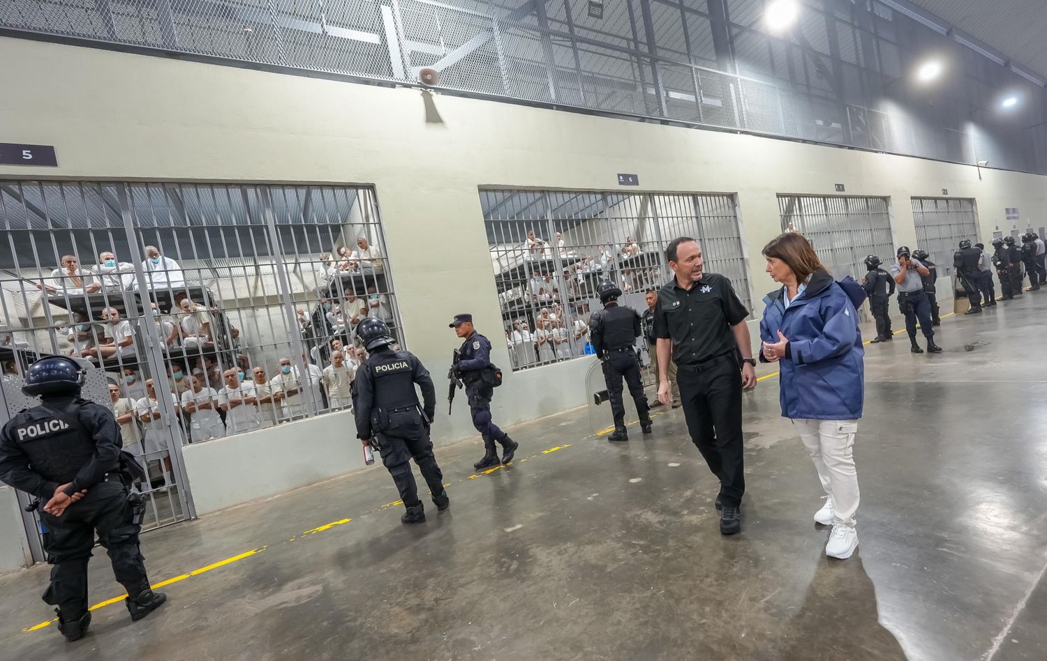 Bullrich recorrió la mega cárcel junto al  Ministro de Seguridad de El Salvador, Gustavo Villatoro.