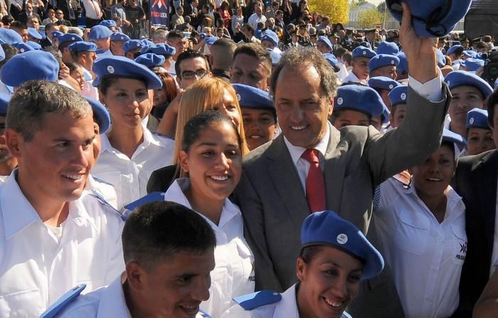 Scioli en el egreso de efectivos de la Policía Local en Bahía Blanca