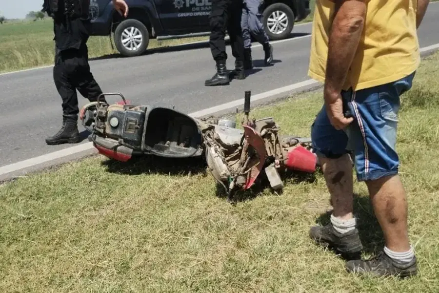 Accidente en la RP70: con las sirenas, la policía trasladó a dos jóvenes heridos