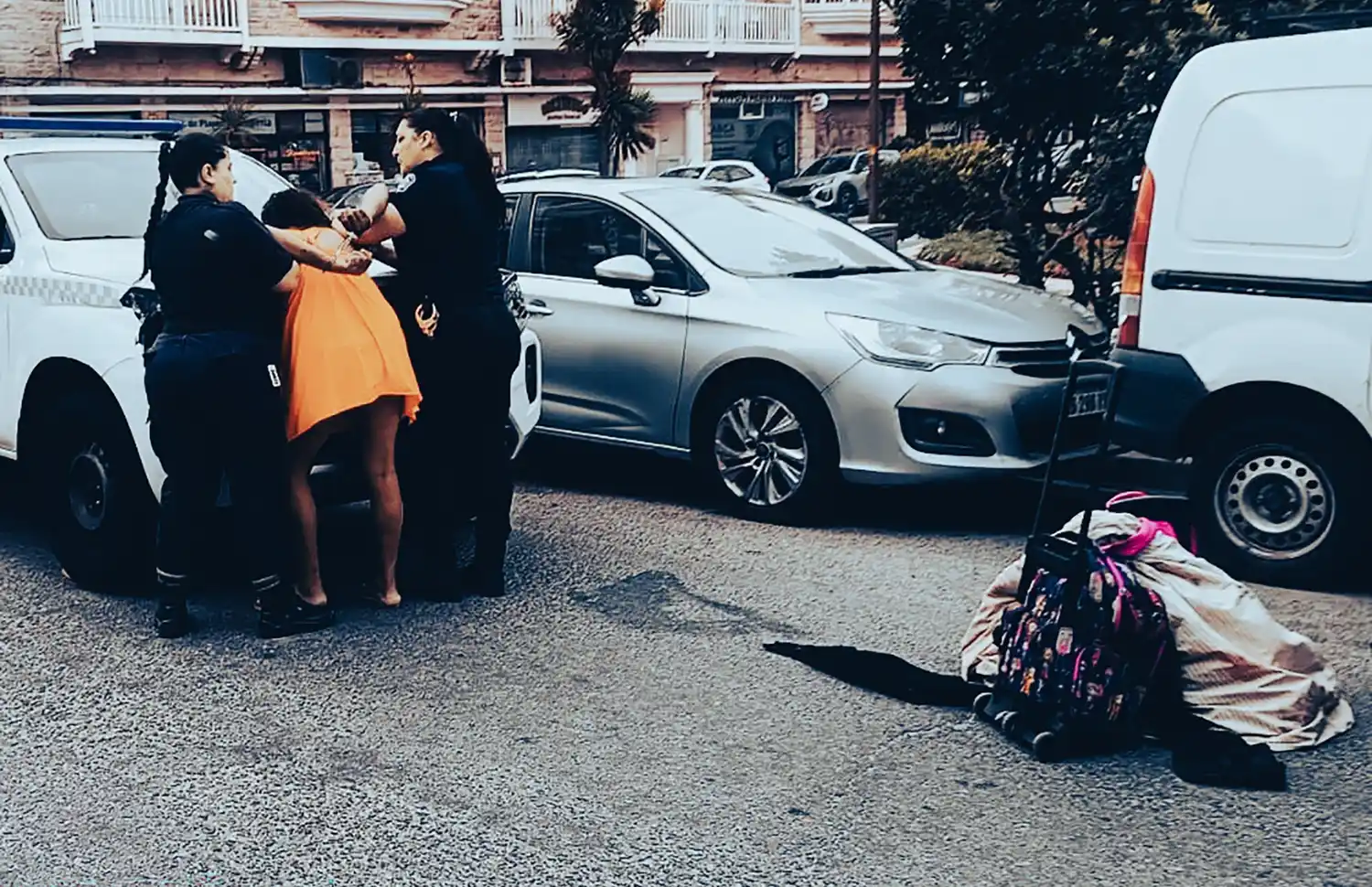 Personal policial procedió a la aprehensión de los dos individuos y a su traslado a la Comisaría Primera.