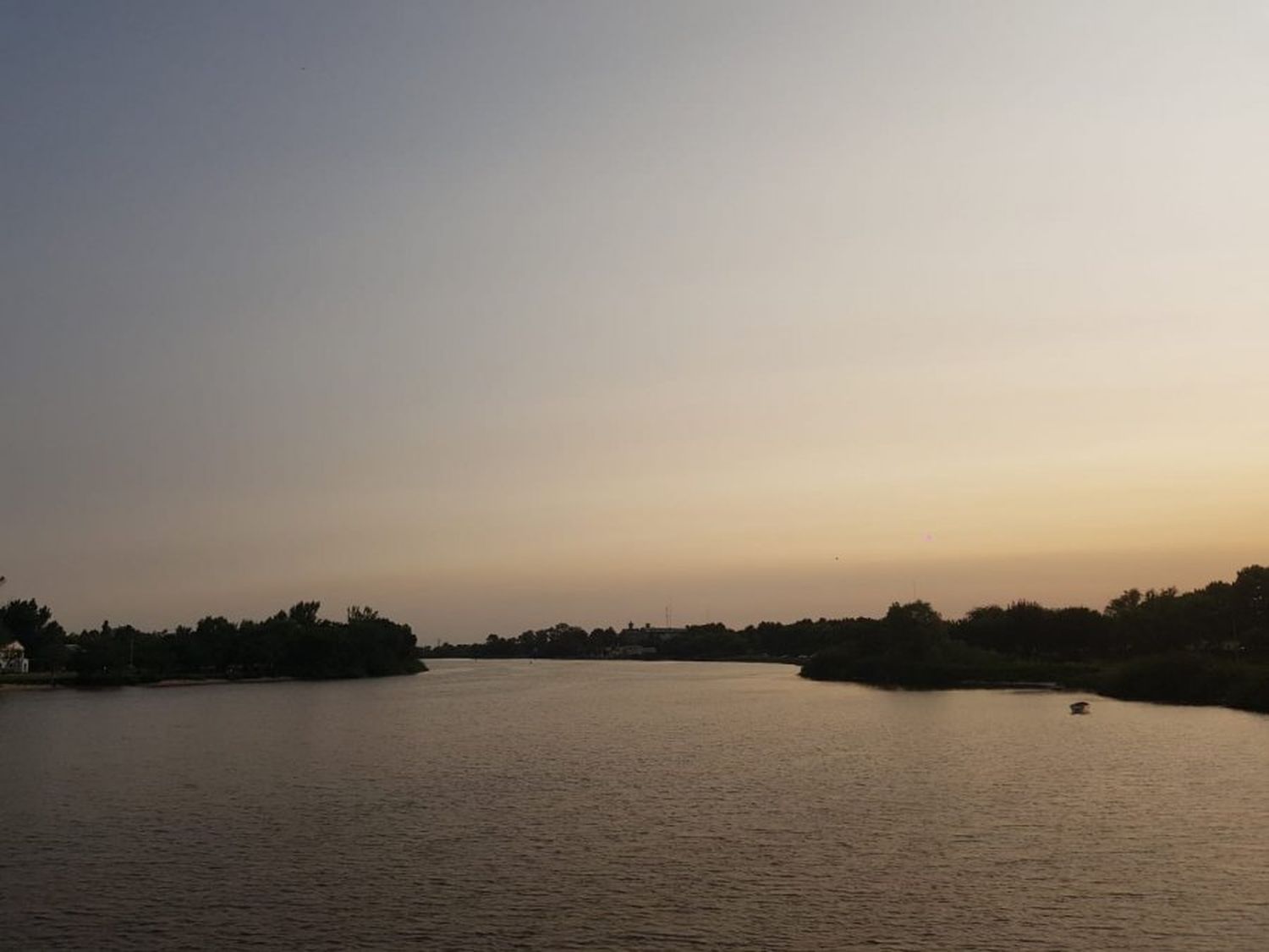 El cielo mostró un color poco habitual sobre el río Gualeguaychú 