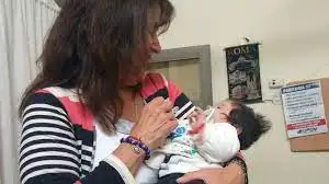 Tierno gesto de docente que alzó a bebé de alumna en un final: “Nos ayudamos”