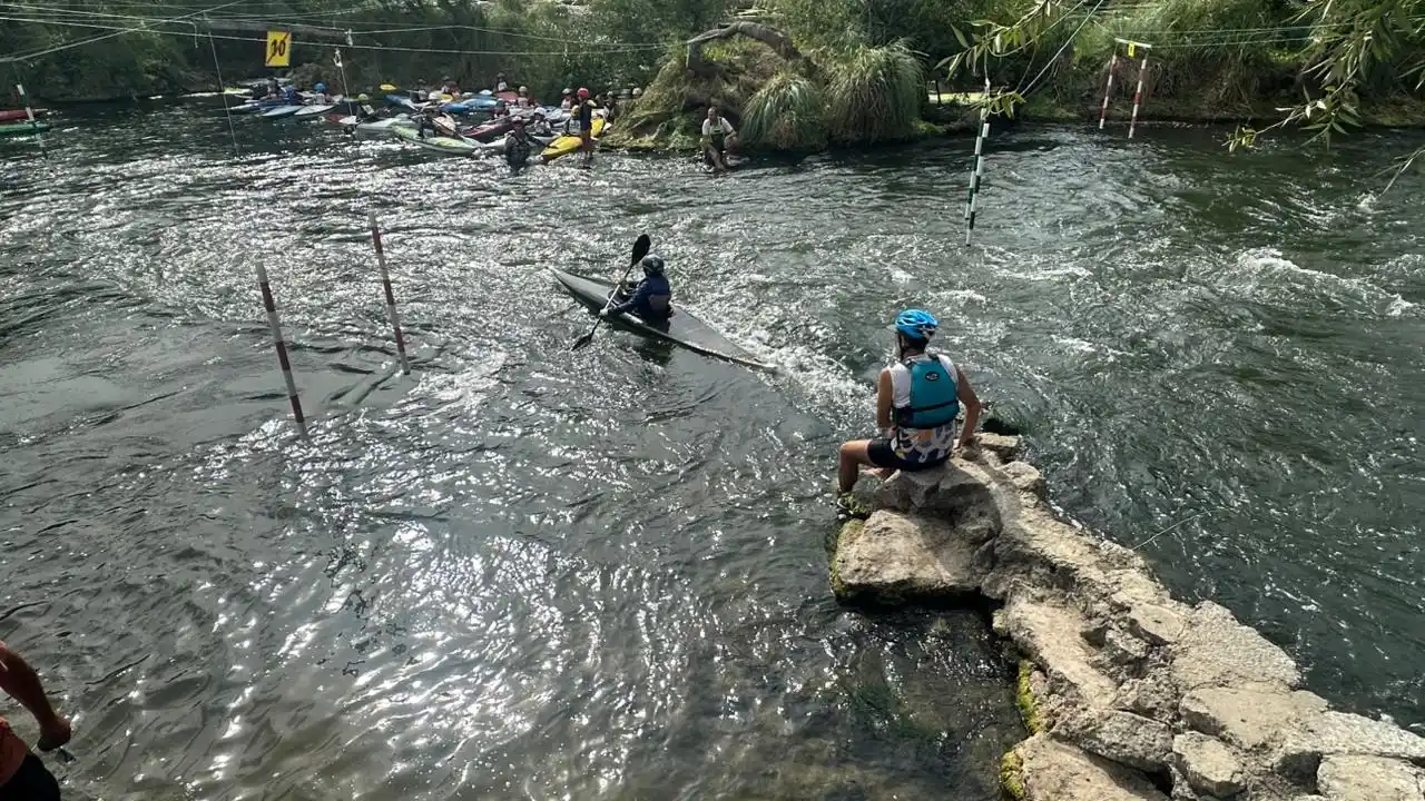 El Campeonato Provincial de canoa slalom y descenso se desarrolla en Las Cascadas