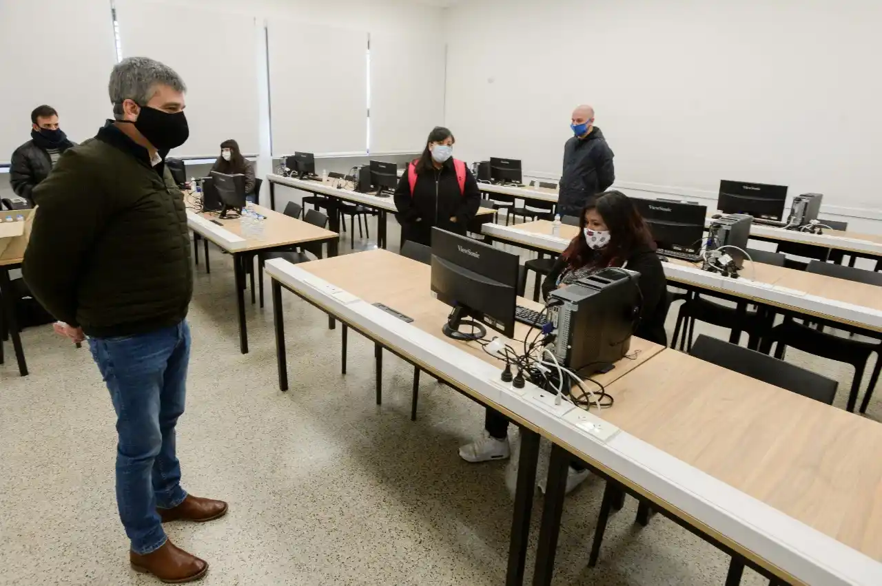 Zabaleta visitó el Centro de Telemedicina de Covid que funcionará en la Universidad de Hurlingham