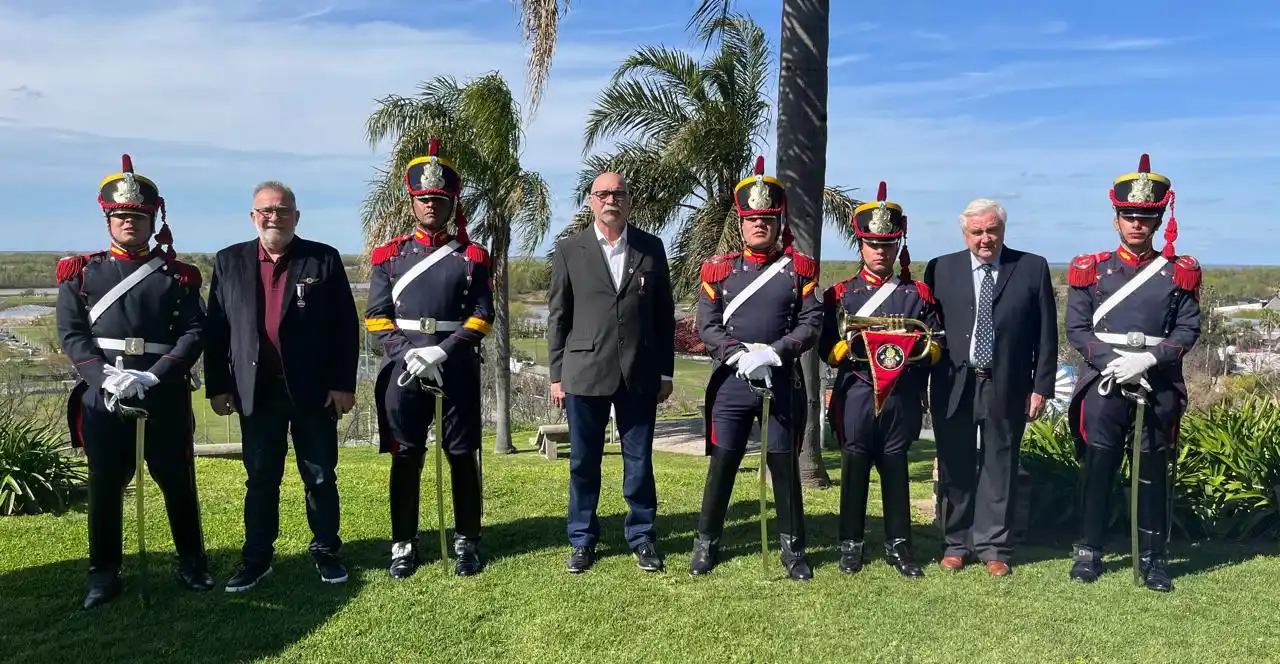 Miembros de los Granaderos con Domingo Novaro y Javier Saucedo por el acto de la Basílica