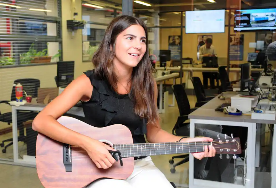 Josefina Arenas, una cantante tandilense que crece día a día y trasciende fronteras