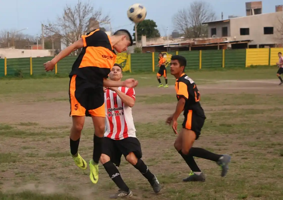 Juventud Urdinarrain y Primero de Mayo empataron y mantienen la punta