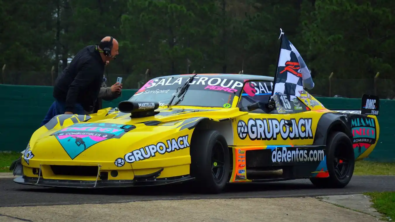 Vuelta de honor. Lucas González, con la Dodge/Chevrolet, que le posibilitó ganar por primera vez en Concordia