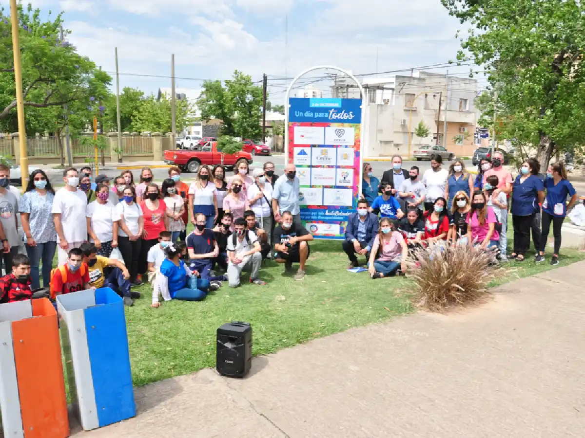 Suelta de globos y canto en el Día Internacional de las Personas con Discapacidad