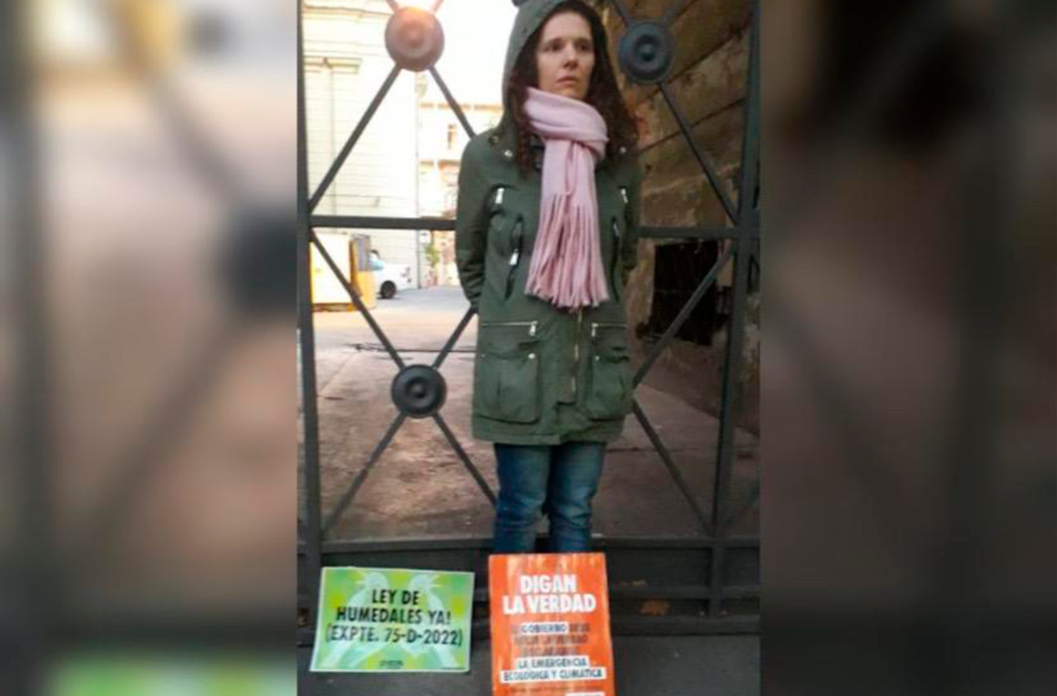 Ambientalistas se encadenan en la sede de Gobernación y exigen el tratamiento de la Ley de Humedales