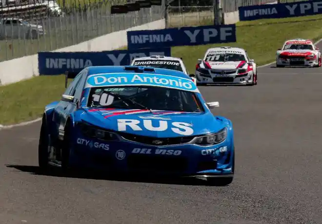 Azar se consagró en  Top Race