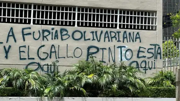 EL «GALLO PINTO» LLEGÓ A MIAMI: pintaron graffiti de la «furia bolivariana» en Brickell