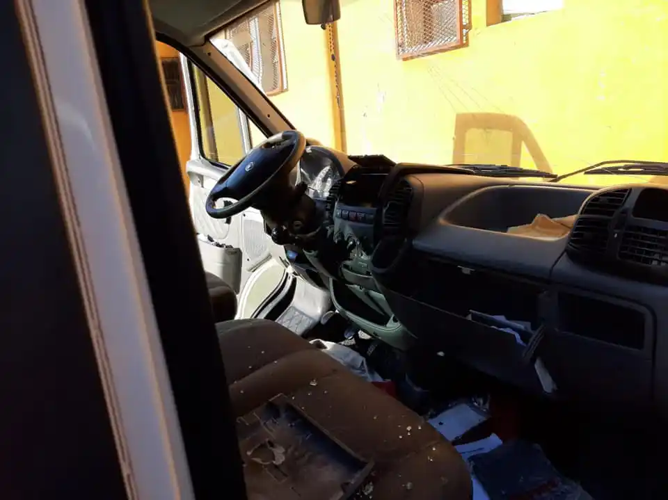 Robo y destrozos en vehículos oficiales