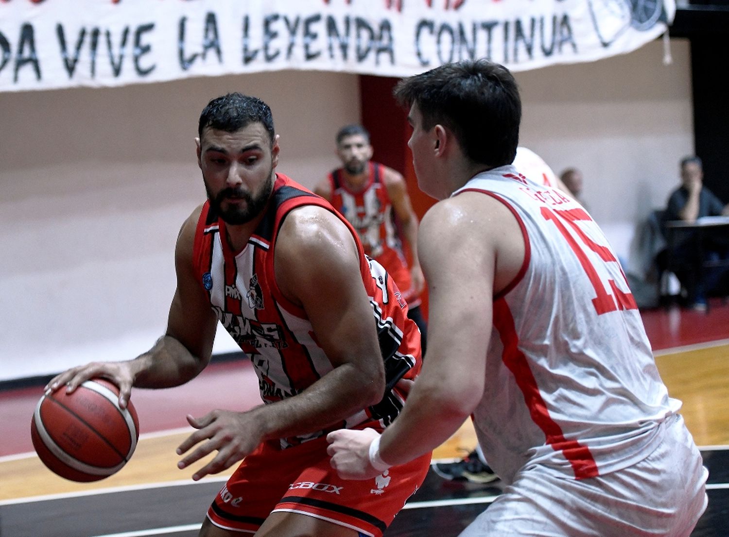 Rodrigo Acuña ante la marca (Foto: Prensa Quilmes)