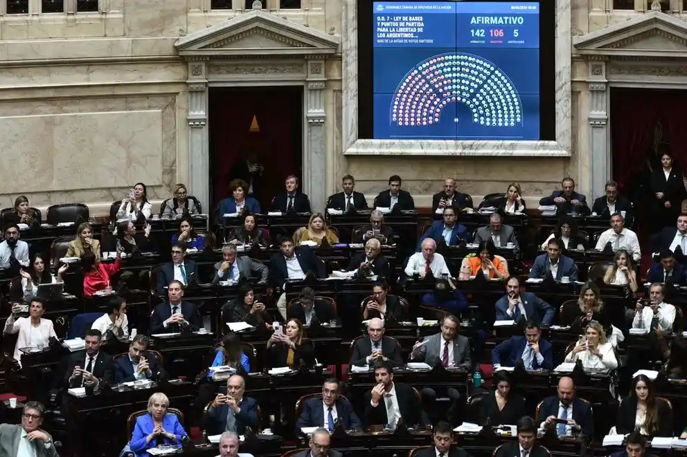 Ley Bases: avalan las privatizaciones, la reforma laboral y las facultades delegadas