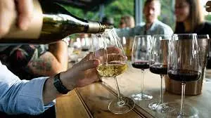 El licenciado Augusto Constantin comienza un curso para enseñar todo sobre vinos