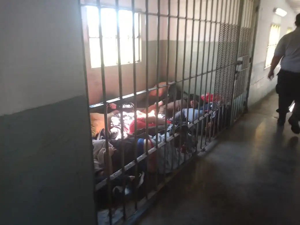 "Si nos va a matar el coronavirus, que nos maten a balazos": Protesta y disturbios en Penal de Batán