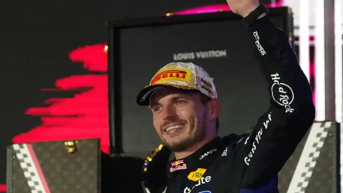 Max Verstappen celebra después de su victoria en el GP de Singapur de la Fórmula 1.