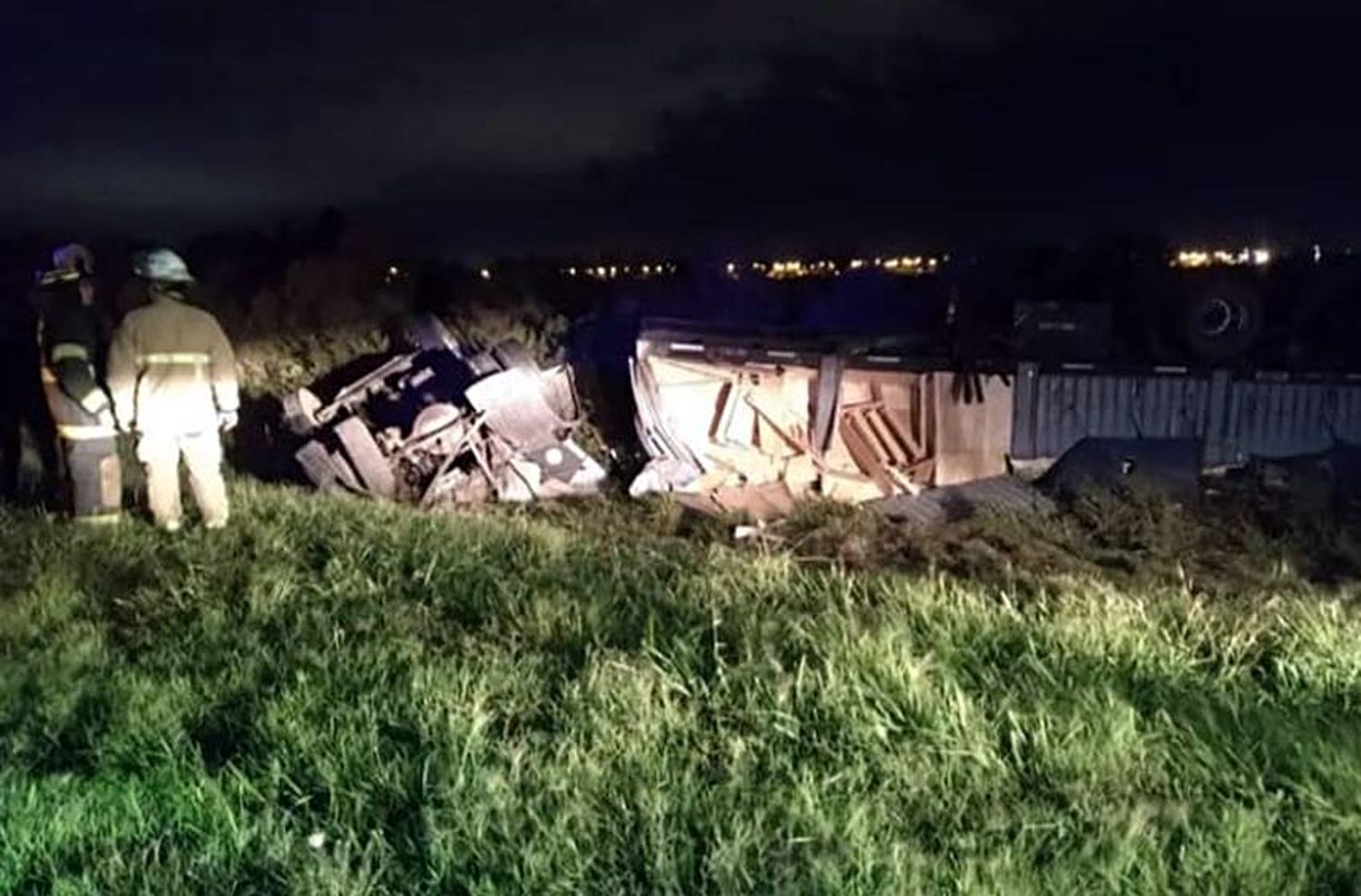 El hombre que falleció tras volcar un camión en la autopista Rosario-Santa Fe era un policía que «hacía dedo»