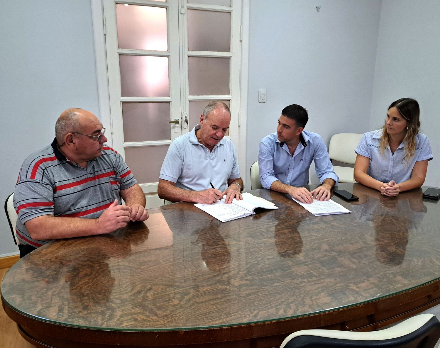 El intendente y el subdirector de Vialidad Benajmín Gianetti rubricaron el convenio.