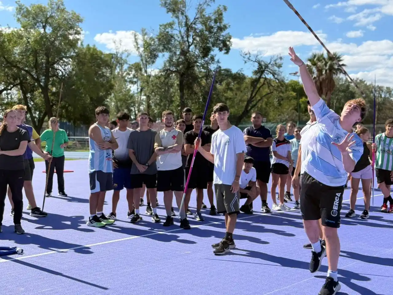 capacitación en el lanzamiento de jabalina. Foto: MVT