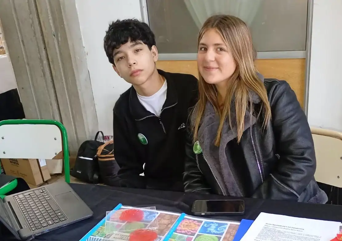 L. Castillo y Antonella Bettarel exponiendo en la Feria Zonal de R. del Tala-
