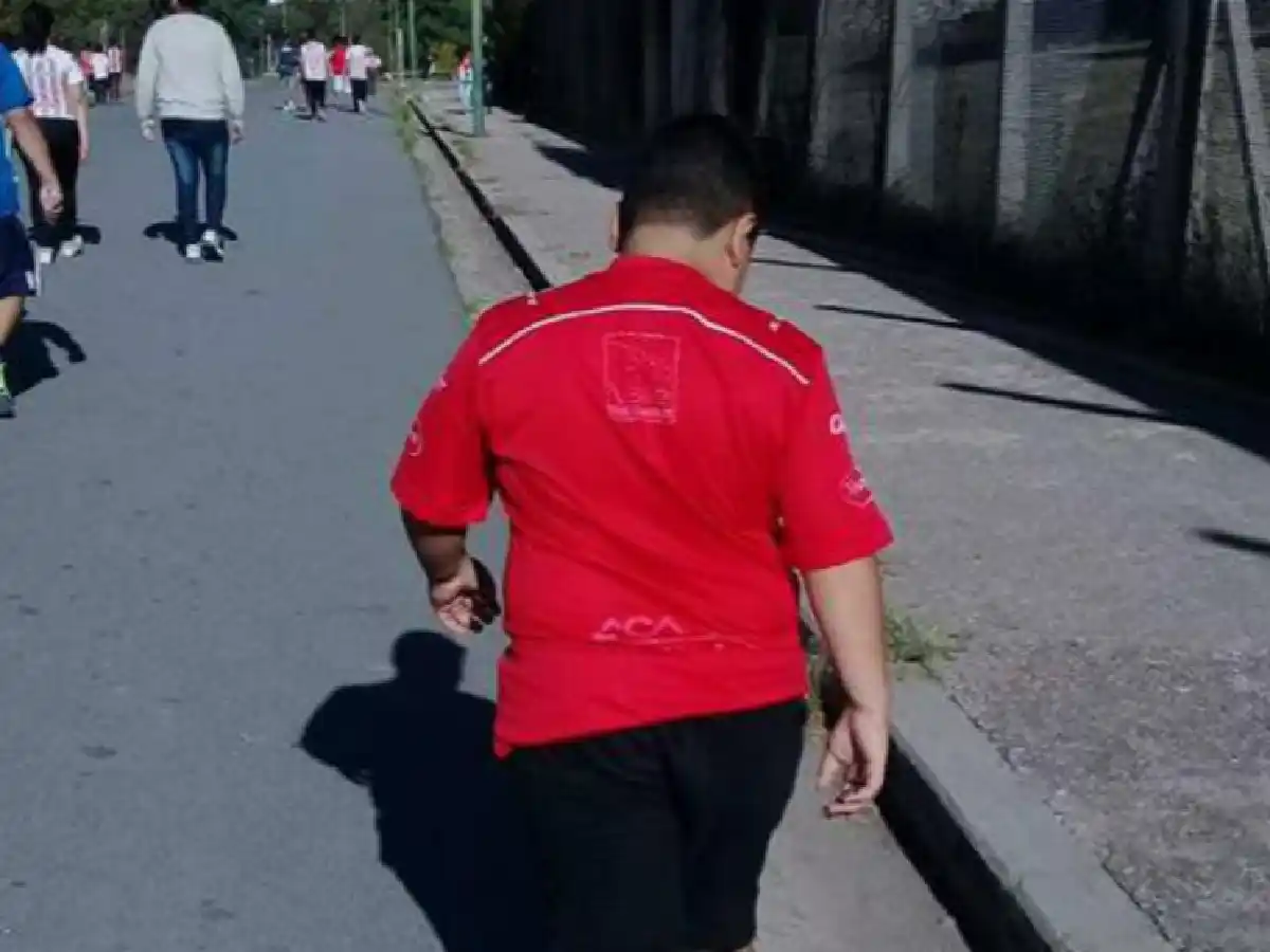 Emocionante: un niño no conseguía camisetas de Instituto en su talle y un hincha se la regaló