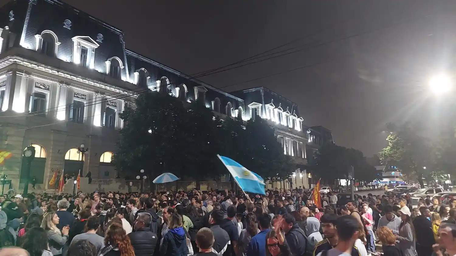 Calle 50, frente al Pasaje Dardo Rocha en La Plata.