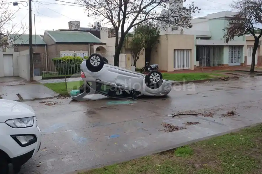 Ahora | Impresionante vuelco en barrio Mosconi: el conductor quedó atrapado en el auto