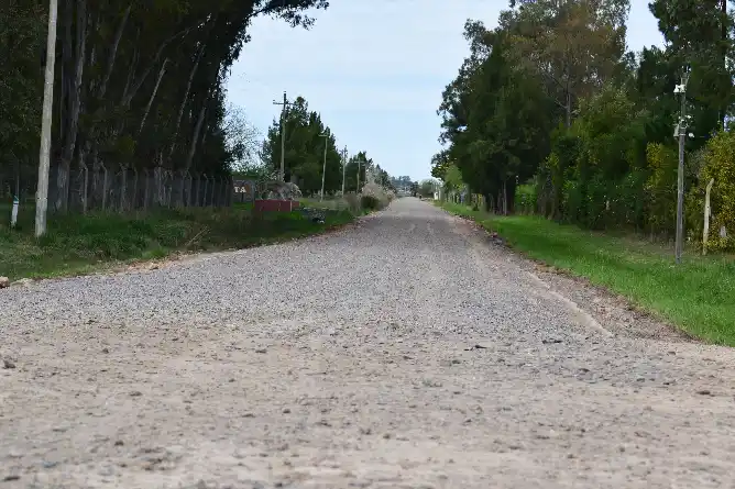 Vecinos aportaron el material y la municipalidad mano de obra y maquinaria para estabilizar la calle Ortiz de Rosas