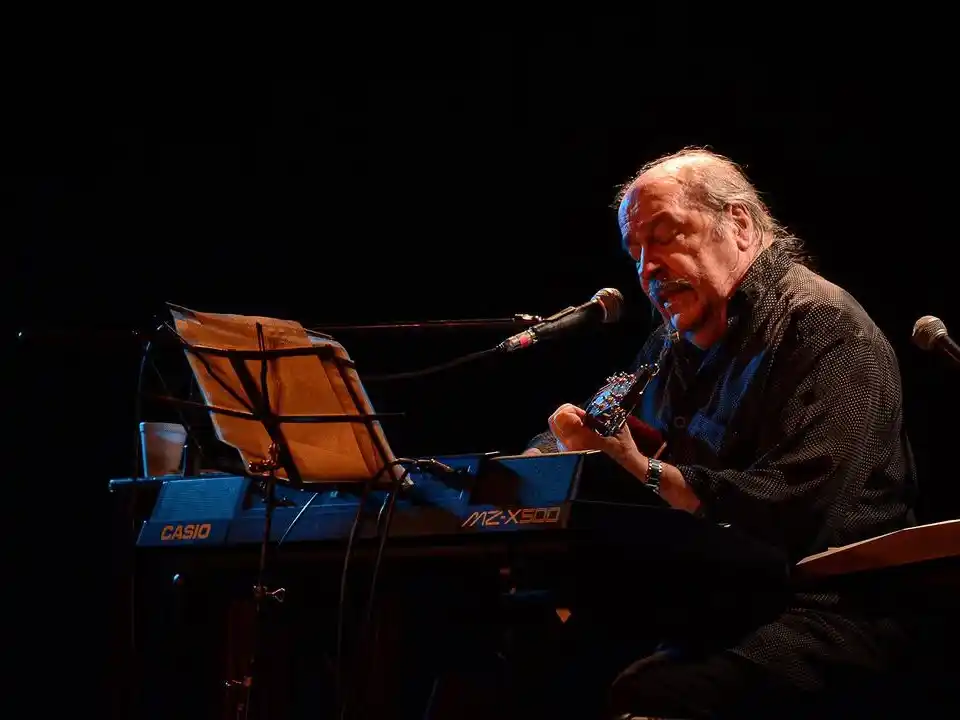 Litto Nebbia: una noche íntima con el arquitecto del rock nacional