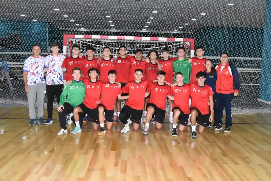 El plantel masculino de Atlántica, con ocho jugadores de Defensa Tandil.