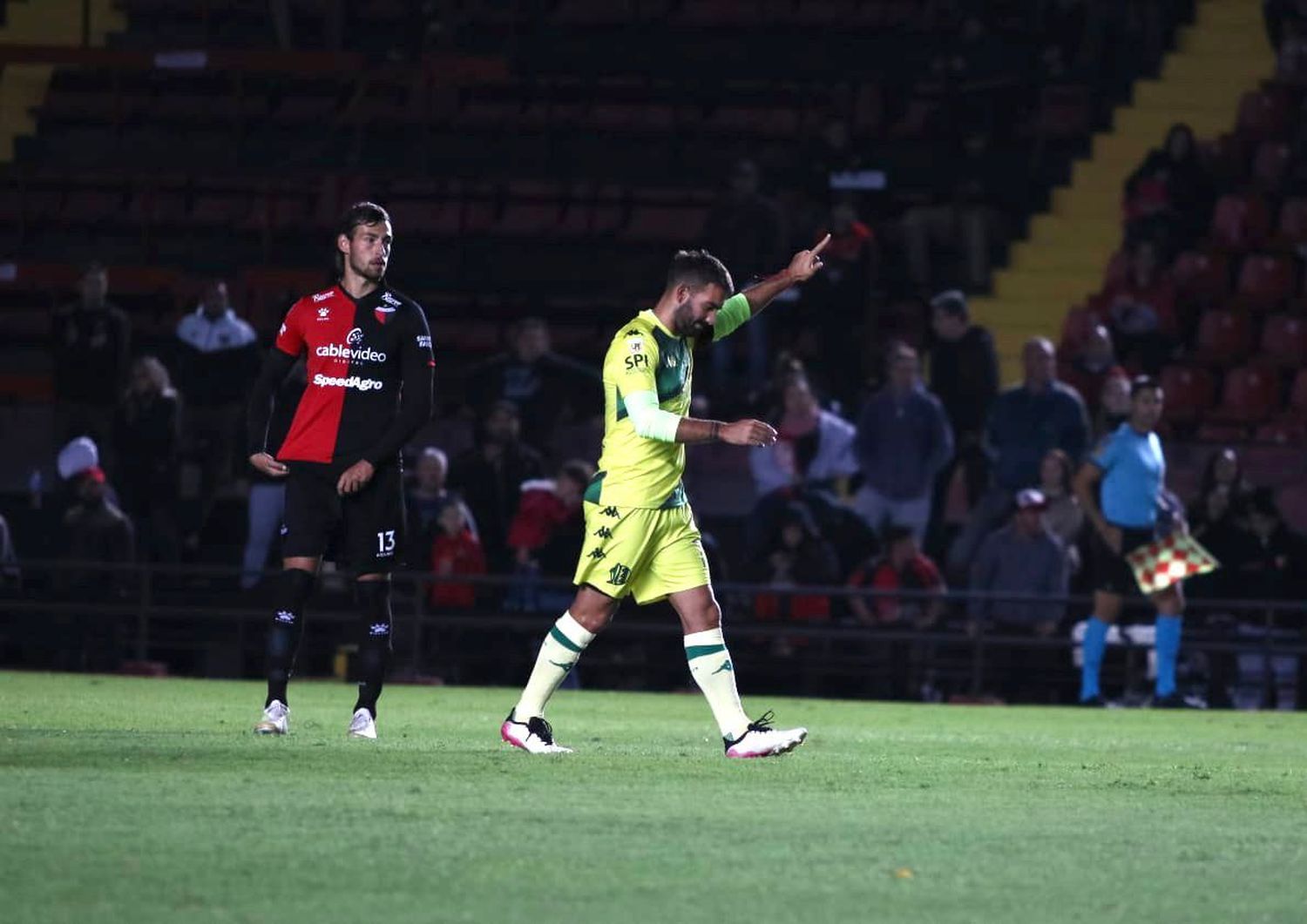 Aldosivi ratifica el camino en Santa Fe: 3-1 ante Colón con el debut del VAR