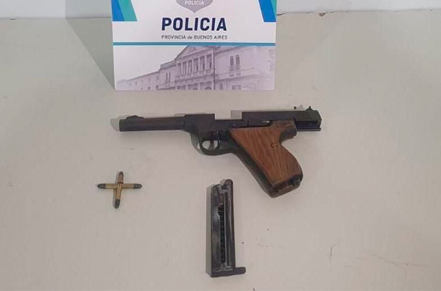 Discusión de una pareja: el hombre estaba armado y la mujer, con heridas cortantes en los brazos
