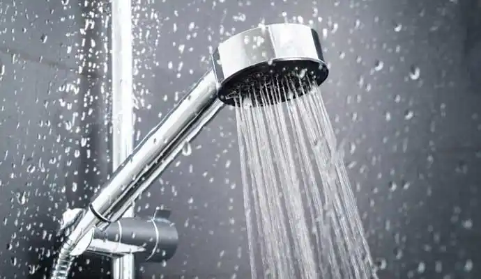 Un experto de Harvard recomienda no bañarse todos los días: ¿por qué?