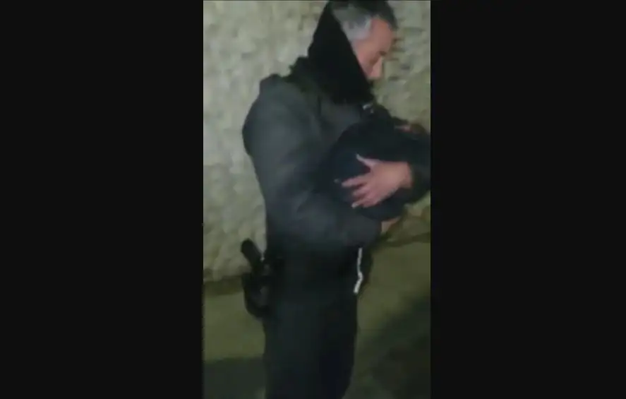 Un cartonero encontró a una beba recién nacida dentro de un contenedor de basura